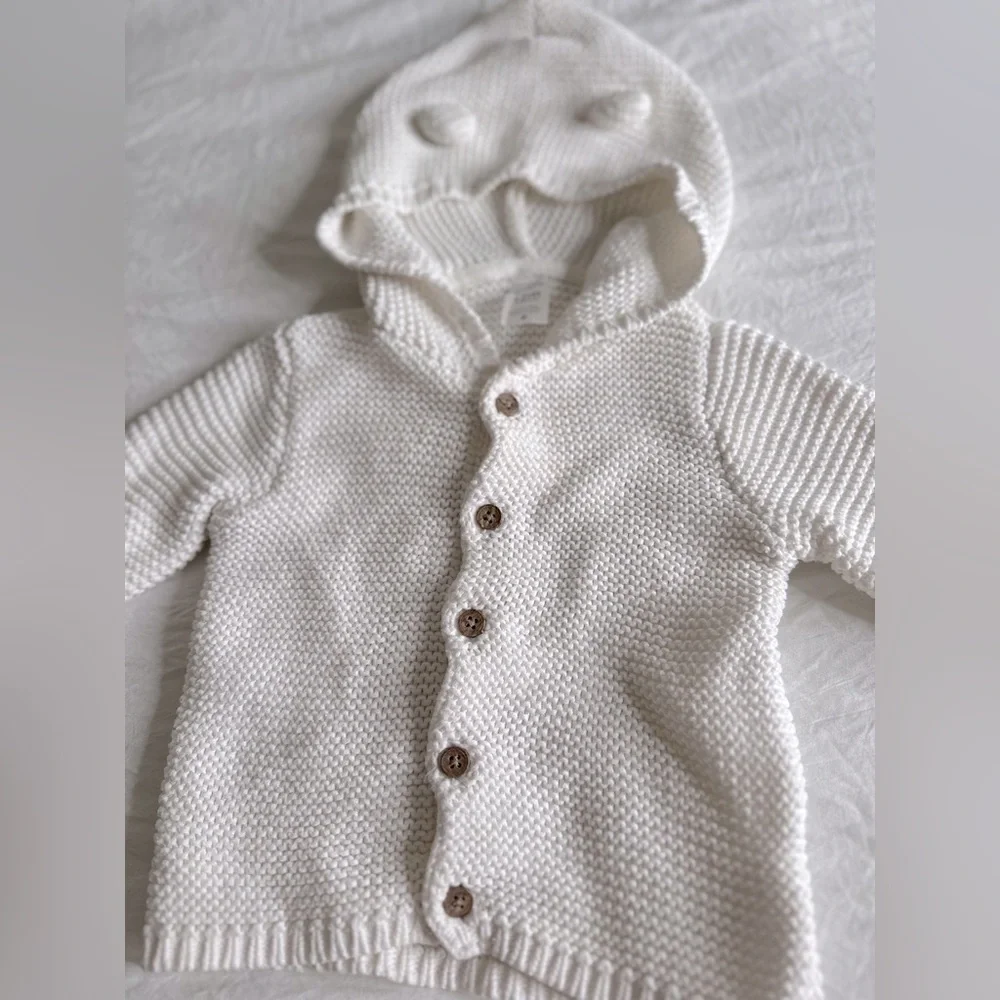 Carter’s bear white sweater size 12 months